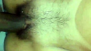 बीवी की बड़ी चूचियों पर हिलाते हुए इंटररेशियल सीन