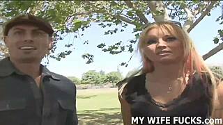 Mogen mistress kräver att rida monsterkuk i cuckold POV-scen