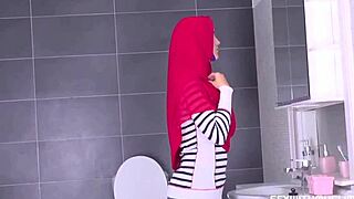 Curvaceous muslim goddess demonstrates handjob and blowjob skills