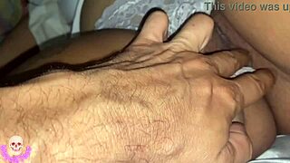 Encontré a mi vecina tetona y le metí los dedos en el coño, fóllame uno