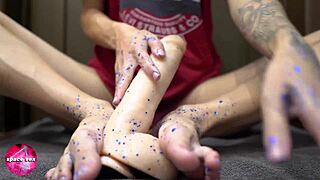 I watched the girl playin with glitters and footjob big dildo