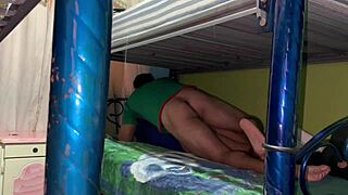 A mi bro lo traté con amor por su culo en gym duchas