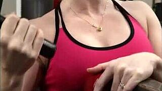 Fit milf takes hard fucking in car after sweaty gym session