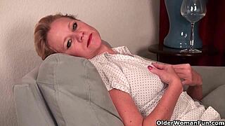 足球阿曼达在浴室用丝袜狂操奶奶