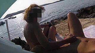 Französisches Paar - Stiefmutter wichst öffentlich am Nacktstrand in Griechenland