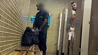 Šukání v koupelně se strážným!