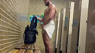 Putaria no banheiro com o segurança!