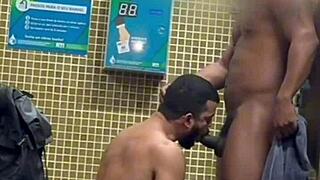 Putaria no banheiro com o segurança!