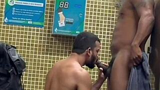 Putaria no banheiro com o segurança!