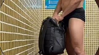 Putaria no banheiro com o segurança!