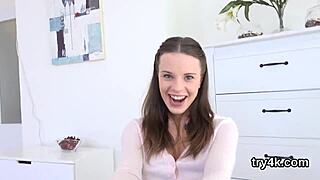 Sensuel teen 18+ piber pik i POV og får spredt fisse kneppet