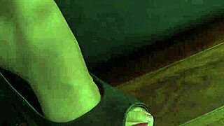 Babe pantat gede ini kasih footjob dan ngisep kontol