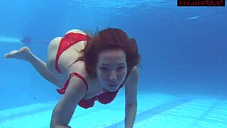 लीना मर्करी और मिया फेरारी पब्लिक पूल में नंगी डाइव करती हैं।