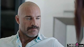 Alexis Tae aplecată pentru anal intens doggystyle cu tatăl vitreg Charles Dera