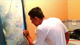 Colombian cuck shares wife with Venezuelan mechanic in dirty Bogota hookup