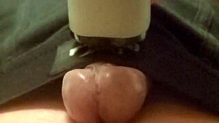 In the massage room, a gay man receives an intense handjob that makes his cum run like rain.