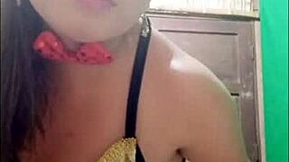 लैटिना सौतेली बेटी फिर सौतेले बाप का इंतजार कर रही चूत चोदने को