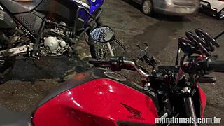 मोटोटैक्सी ड्राइवर बड़ा अस ट्विंक के साथ स्वादिष्ट राइड देता है।