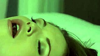 18+ jente fingrer våt fitte mens hun stønner mykt