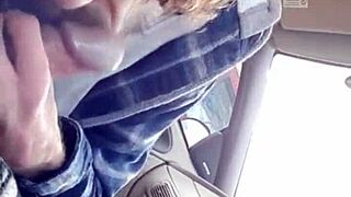 Reggeli blowjob-ot adok a haveromnak a kocsiban