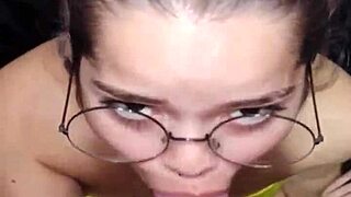 acabou de sair do banho e a white moon veio pra levar gozada na cara 😏