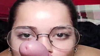 acabou de sair do banho e a white moon veio pra levar gozada na cara 😏