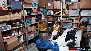 Плачущая маленькая русская воровка получает наказательный трах в форме