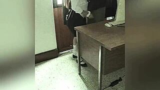 cámara graba a maestro follando a alumna mexicana en la oficina por una mejor calificación, video amateur real