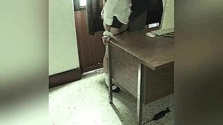 cámara graba a maestro follando a alumna mexicana en la oficina por una mejor calificación, video amateur real