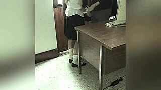 cámara graba a maestro follando a alumna mexicana en la oficina por una mejor calificación, video amateur real