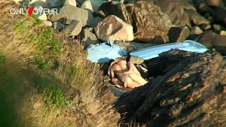 Voyeur na praia pega garota 18+ foda rápida em público