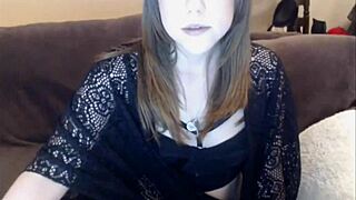 Webcam roztomilá kuřačka v interview.