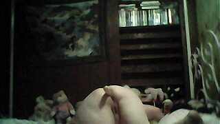 Duboka analna masturbacija igračkama do orgazma