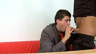 Pasangan gay amatur explore momen intim bilik tidur