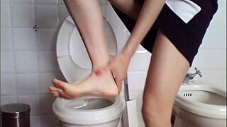 Wow, this nasty teen girl pees everywhere in nylon leggings outdoors, so hot!