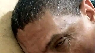 chupando e tomando o leite do entregador gay, amateurs blowing cocks