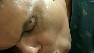 chupando e tomando o leite do entregador gay, amateurs blowing cocks