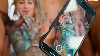 Neuvěřitelné! Tři velké ptáky plní alternativní děvku dvojitou penetrací! Jaký obličej!