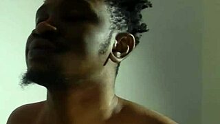 Pozvala jsem svou nejlepší kamarádku, abychom spolu šukali mého přítele doggystyle s jeho velkým zadkem ohnutým