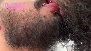 barbudo cuspido por gostoso