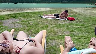 Вуайерист пойман за дрочкой на пляже, пока смотрит.