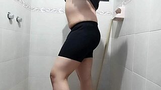 Tip drka v kopalnici z vibratorjem