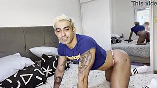 Namorado Fudendo Escondido na Cama Deles com Amiga’s Boyfriend.