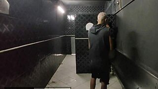 Pegação no banheiro do clube de sexo