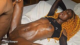 Petite schatje krijgt kut gevuld in intense sessie