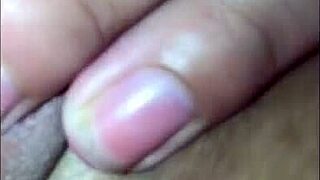 amira joven venezolana incursiona en el porno mostrando al publico sus tetas y culo