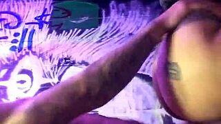 Latina kumarassa tatuoidun pillun saa isolta kyrvältä rajusti