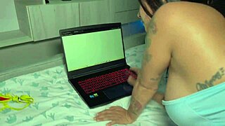 Modelo Webcam Caught by Stepbrother During Hot Anal Session