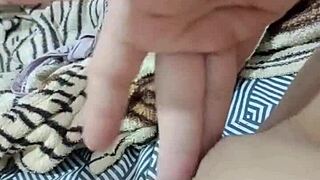 Beautiful Amateur Masturbates Morning Before College