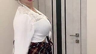 Sousedka s přirozenýma velkýma prackama zabořila do tvýho pokoje. Co s ní uděláš?